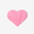 ett rosa hjärta med en utskuren design