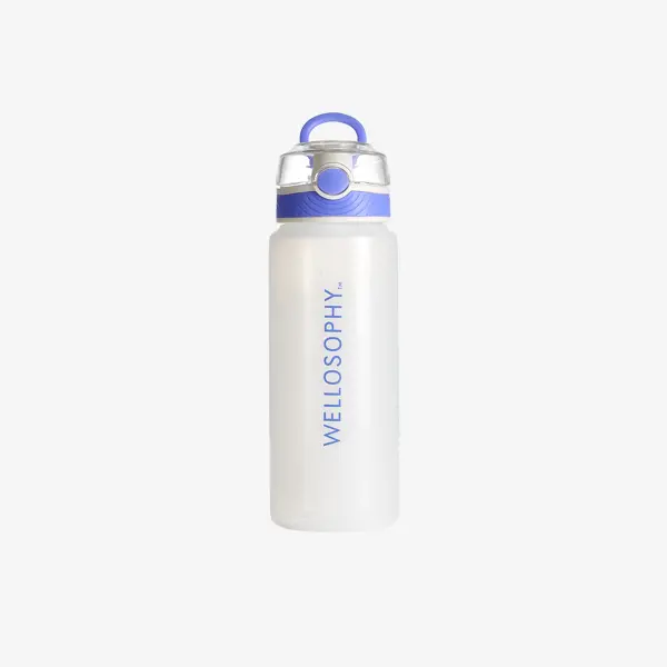 una botella de agua blanca y azul