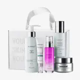 група флаконів з косметикою