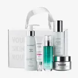 группа флаконов с продуктами по уходу за кожей