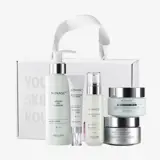 bir qrup ağ şüşə və ağ qutu