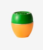 zaļš un oranžs plastmasas trauks