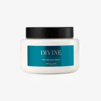 sebuah toples putih dengan label biru