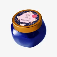 ein blauer Tiegel mit einem goldenen Deckel