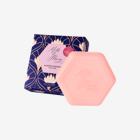 un savon rose dans une boîte bleue