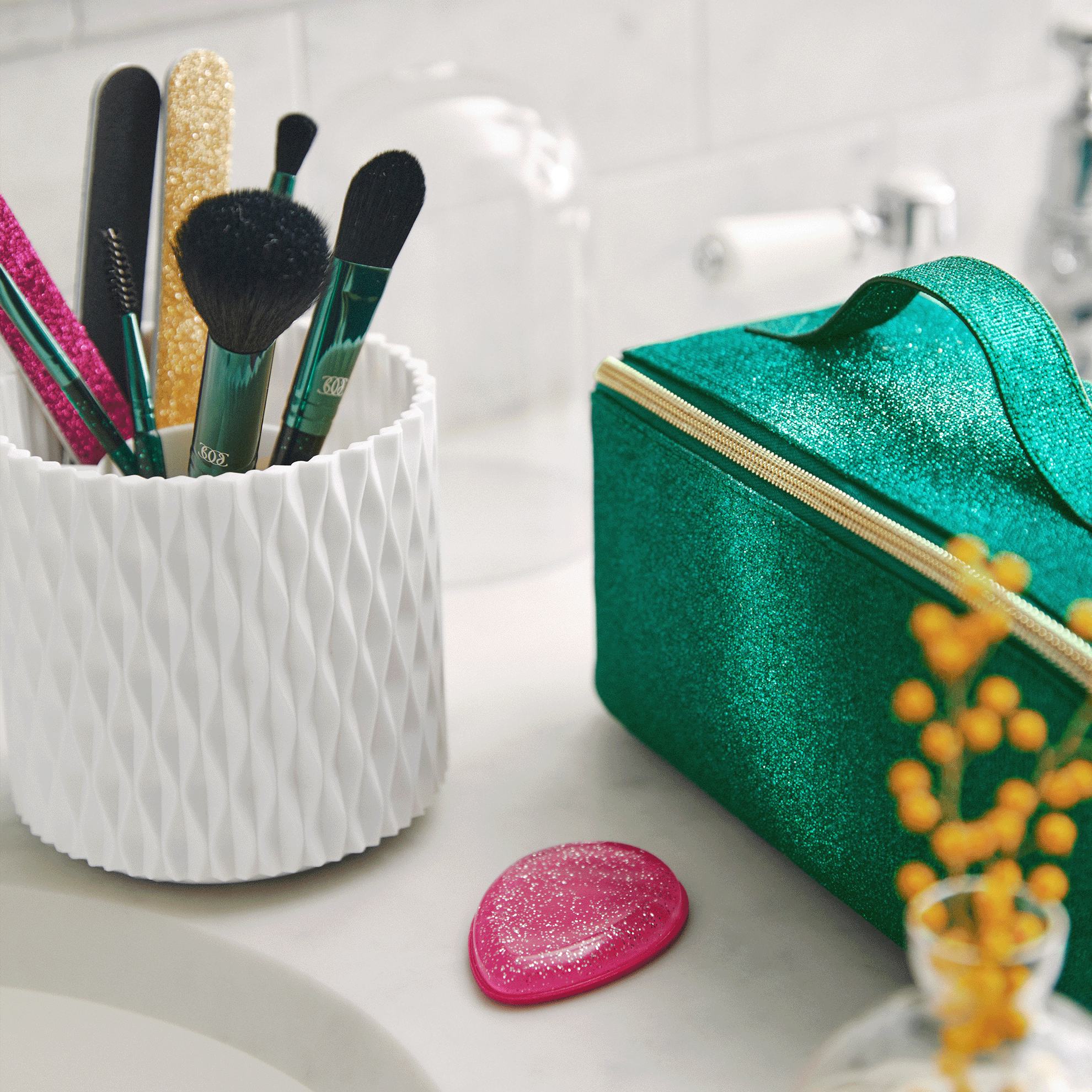 https://media-cdn.oriflame.com/productImage?externalMediaId=product-management-media%2fProducts%2f47552%2f47552_8.png&id=19106687&version=2