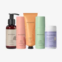 een groep flessen cosmetica