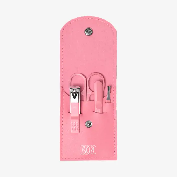 un étui rose avec des outils