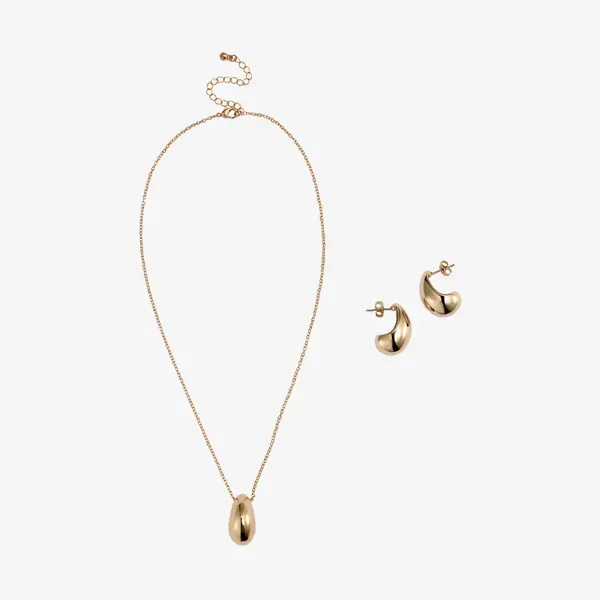 цагаан дэвсгэр дээр хүзүүний зүүлт, ээмэг