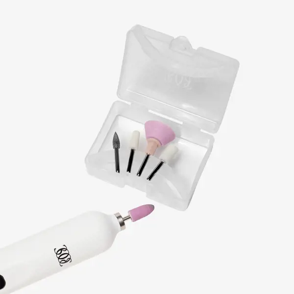 bela električna mašina za manikir sa ružičastim vrhom i nekoliko različitih veličina svrdla