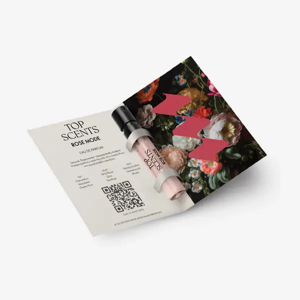 um pequeno cartão quadrado com um pequeno frasco de perfume