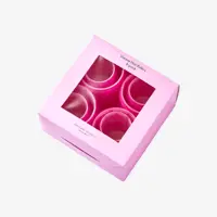 uma caixa cor-de-rosa com copos de plástico no interior