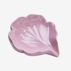un plat en céramique rose en forme de feuille