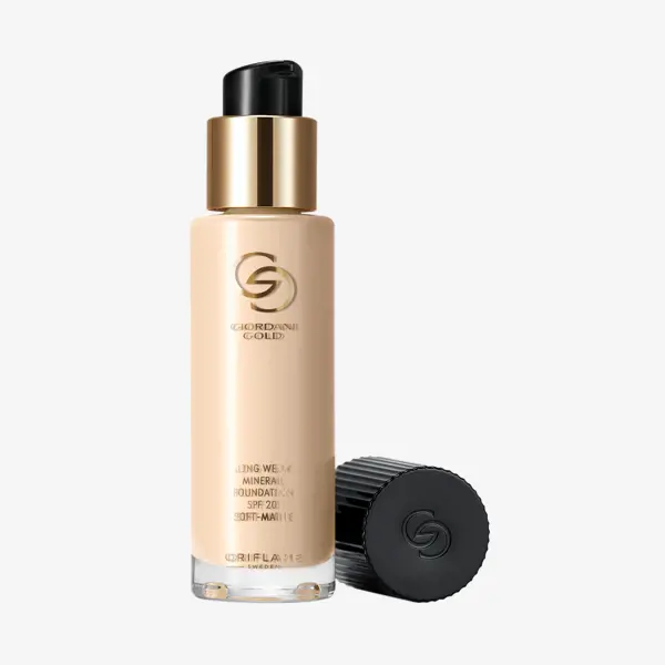 un frasco de base de maquillaje con tapón negro