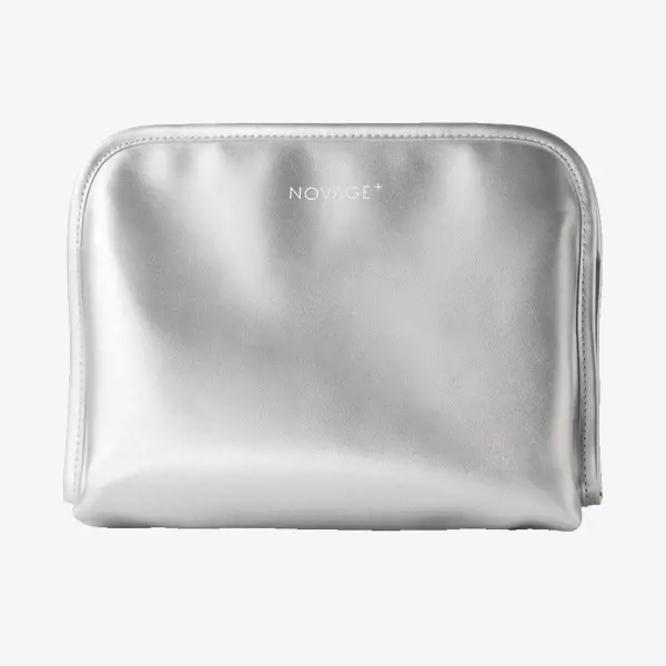 o pungă argintie pe fond alb