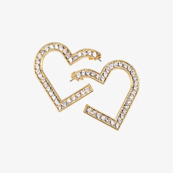 sepasang anting berbentuk hati