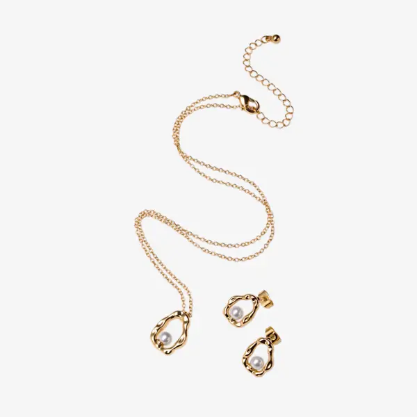 un colier și cercei din aur