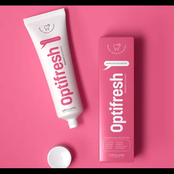 bir kutu yanında bir tüp diş macunu