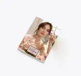 elinde gül tutan bir kadın