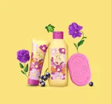 çiçekler ve sabun içeren bir grup şişe