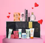 pembe bir yüzey üzerinde bir grup güzellik ürünü