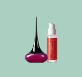 bir şişe sıvı ve bir sıvı şişesi