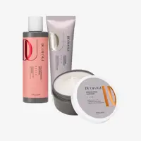 un grupo de cosméticos sobre fondo blanco