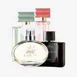 un grupo de frascos de perfume