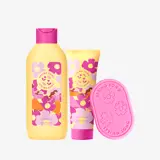 un grupo de botellas con un jabón rosa