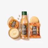 Un grupo de productos sobre fondo blanco.