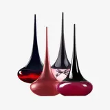 un grupo de botellas de diferentes colores