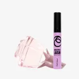 una máscara de pestañas rosa junto a un vaso rosa