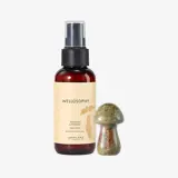 un frasco de crema facial y una seta pequeña