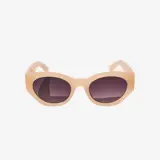 un primer plano de unas gafas de sol