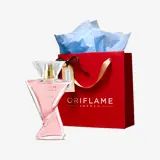un frasco de perfume junto a un bolso