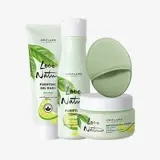 un grupo de productos con etiquetas verdes
