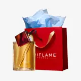 un frasco de perfume junto a un bolso