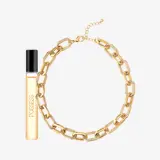 una cadena de oro alrededor de un frasco de perfume