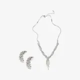un collar y unos pendientes con diamantes