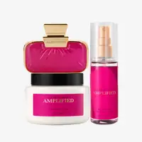 un grupo de frascos de perfume y una bolsa rosa