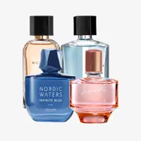 un grupo de frascos de perfume