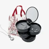 un joyero con un espejo y una bolsa