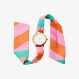 Un reloj con una correa de tela de colores.