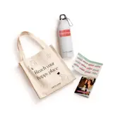 una botella de agua blanca y una bolsa blanca