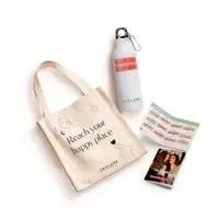 una botella de agua blanca y una bolsa blanca