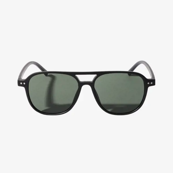 unas gafas de sol negras con cristales verdes