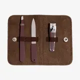 Un juego de limas de uñas en un estuche marrón.