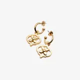 un par de pendientes dorados