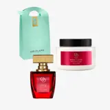 un frasco de perfume y una bolsa de cosméticos