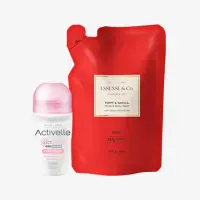 un bolso rojo con un frasco blanco junto a él